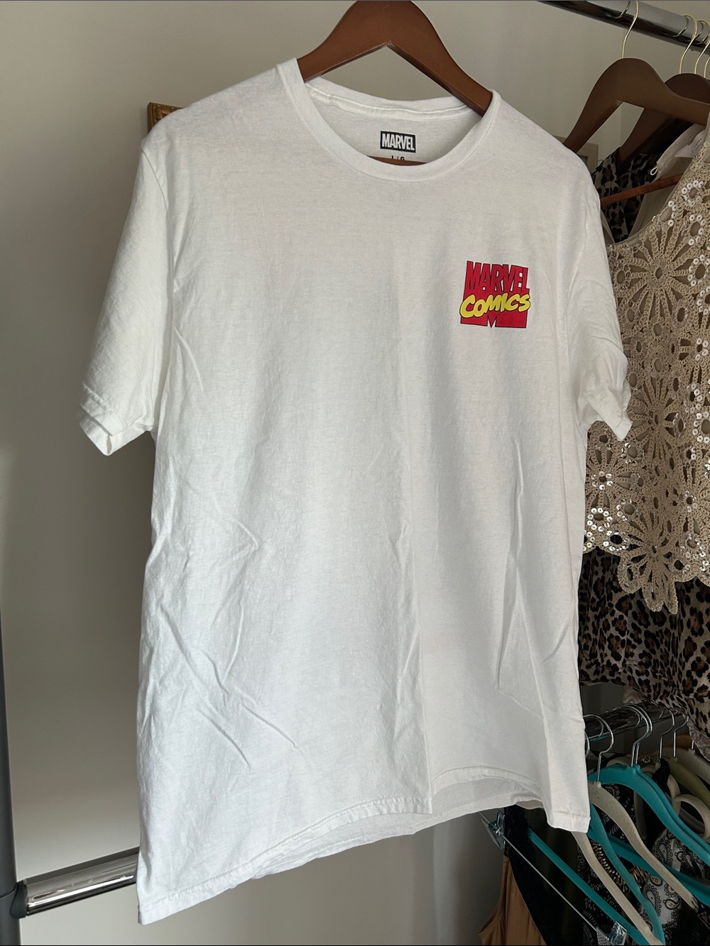 Guys L avengers Marvel White and Red Short Sleeve Tee